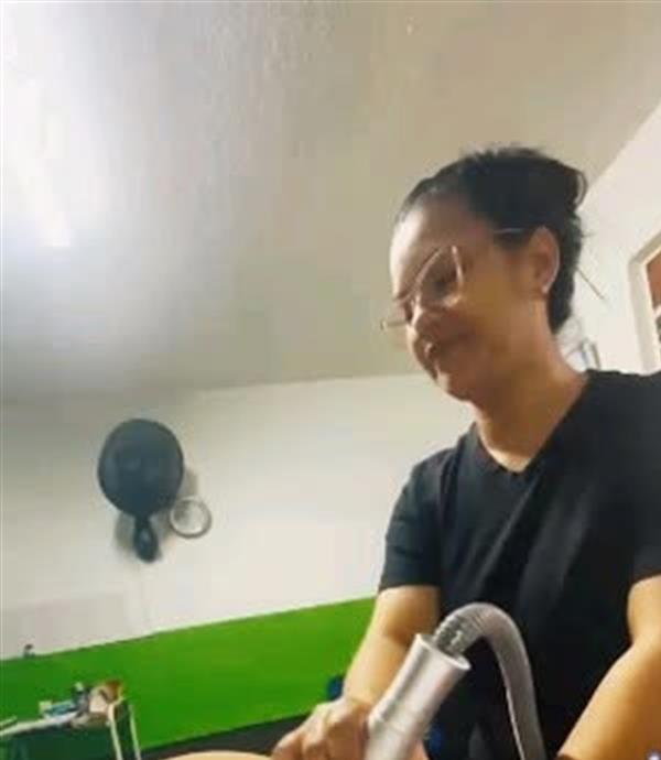 Terapeuta de Corpus Spa aplicando un tratamiento con equipo en la espalda