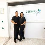 El equipo de Corpus Spa frente al logo del spa