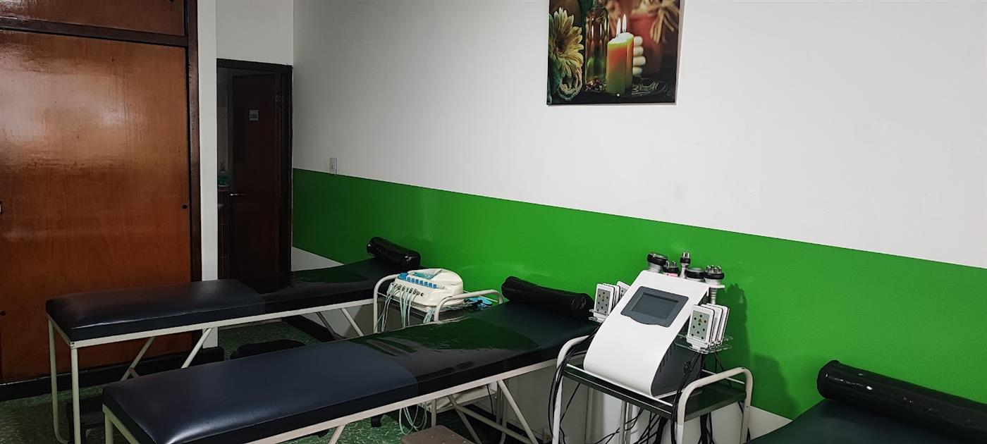 Sala de aparatología de Corpus Spa con camillas y equipos de estética