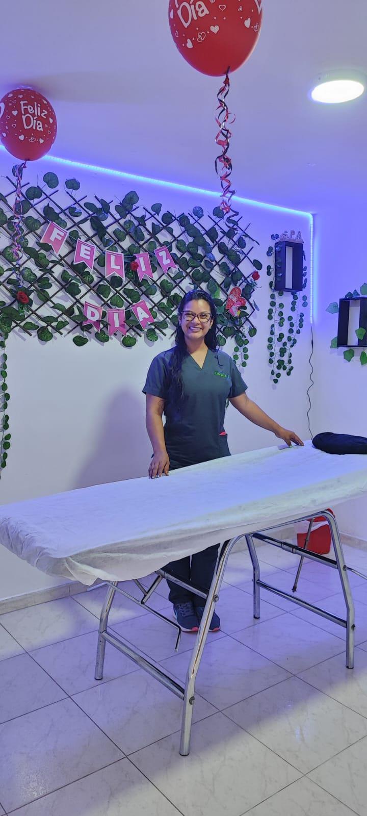 Terapeuta de Corpus Spa junto a la camilla en la cabina de enredaderas